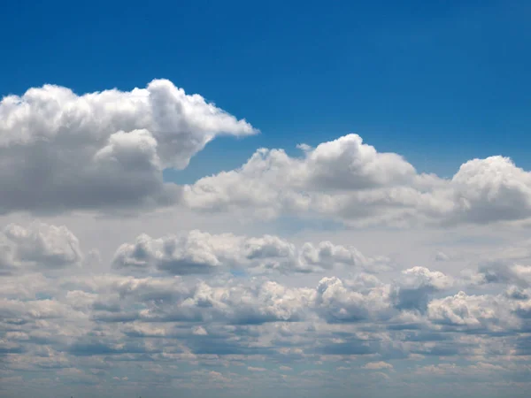 하늘의 일부로 아름다운 구름낀 — 스톡 사진