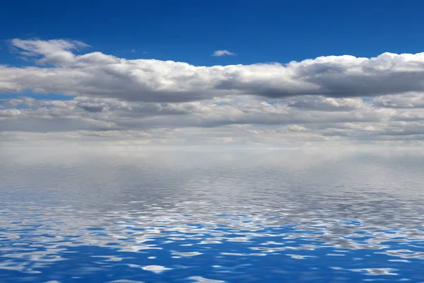 穏やかな海の水面に曇った空を映し出し — ストック写真
