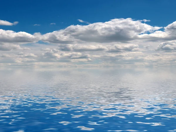 穏やかな海の水面に曇った空を映し出し — ストック写真