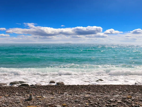 水平線の上に美しい海のビーチと曇り空 — ストック写真