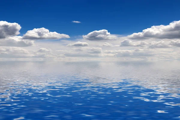 穏やかな海面に映る美しい曇天 — ストック写真