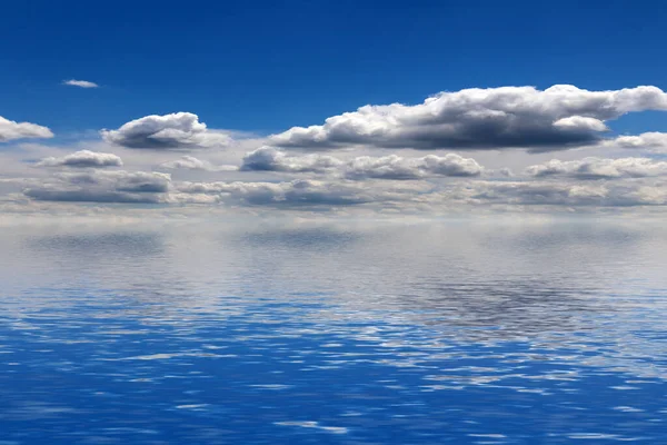 Hermoso Cielo Nublado Reflejado Tranquila Superficie Del Mar — Foto de Stock