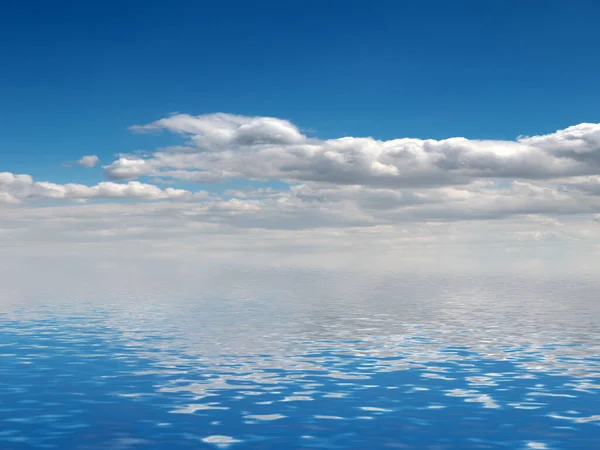 穏やかな海面に映る美しい曇天 — ストック写真