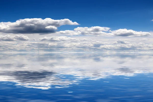 Beau Ciel Nuageux Reflété Dans Surface Mer Calme — Photo