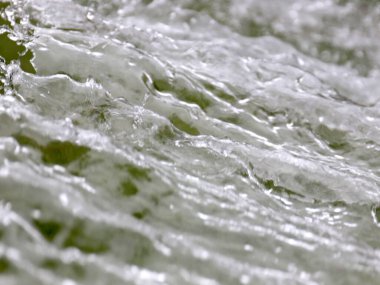 Damlacıklar ve su parçacıkları şiddetli bir sıvı akışında