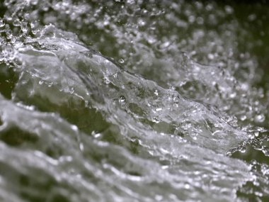 Damlacıklar ve su parçacıkları şiddetli bir sıvı akışında