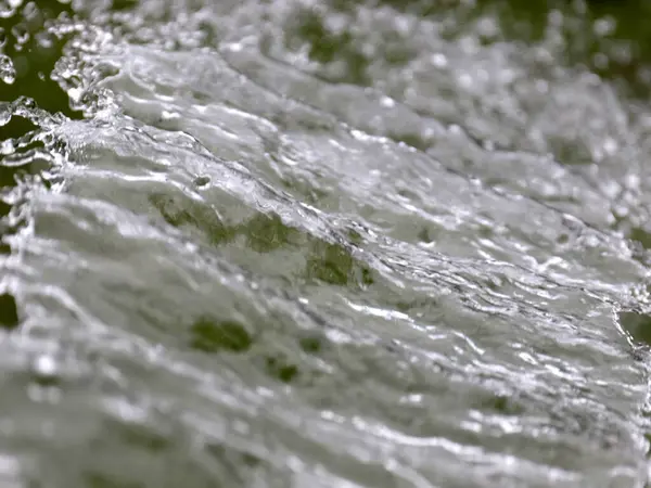 Droppar Och Vattenpartiklar Ett Våldsamt Flöde Vätska — Stockfoto