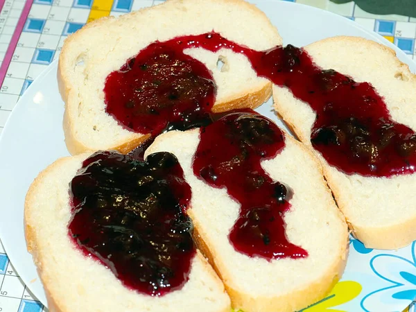 Morgens Frühstück Mit Scheiben Weißbrot Mit Süßer Marmelade — Stockfoto