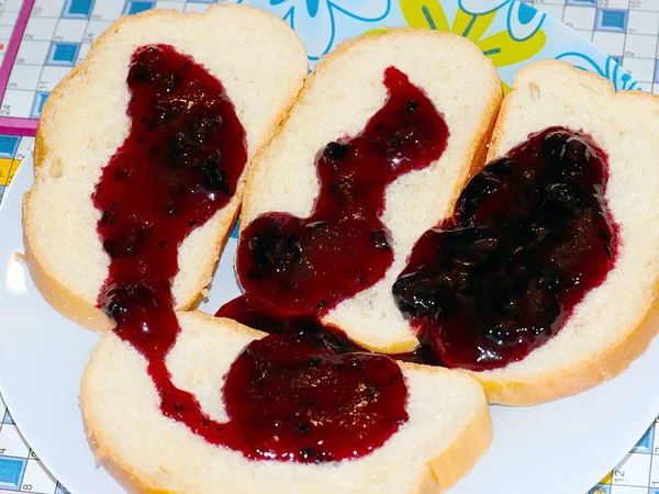 Ranní Snídaně Plátky Bílého Pšeničného Chleba Sladkou Marmeládou — Stock fotografie