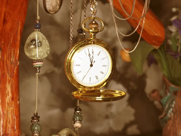 Reloj Bolsillo Vintage Una Caja Oro Cuelgan Árbol Vacaciones Decorativo — Foto de Stock
