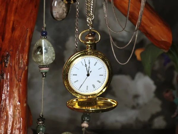 Reloj Bolsillo Vintage Una Caja Oro Cuelgan Árbol Vacaciones Decorativo — Foto de Stock