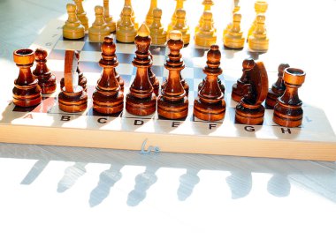 Satranç tahtasındaki turnuvaya hazırlanan tahta parçaları.