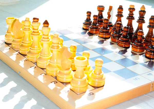 Satranç Tahtasındaki Turnuvaya Hazırlanan Tahta Parçaları — Stok fotoğraf