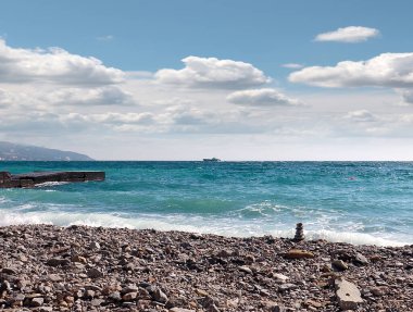 Akdeniz kıyıları ve gökyüzü manzarasının güzel deniz plajı