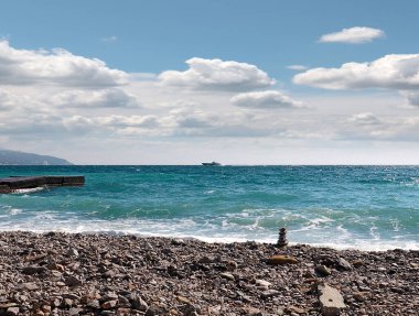 Akdeniz kıyıları ve gökyüzü manzarasının güzel deniz plajı