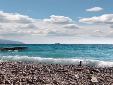 Akdeniz kıyıları ve gökyüzü manzarasının güzel deniz plajı