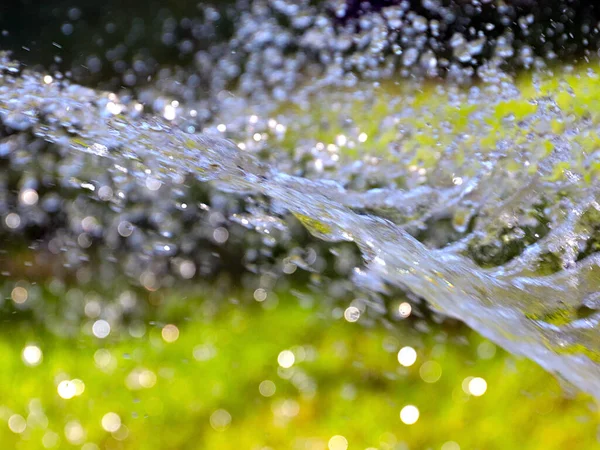 Helder Water Stromen Bij Het Besproeien Van Vers Gazon Gras — Stockfoto