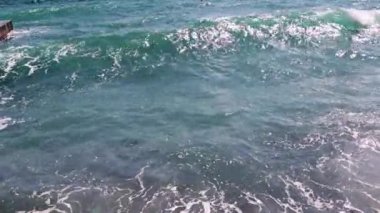 Sahildeki fırtınalı deniz dalgaları