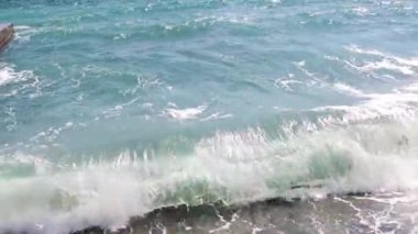 Sahildeki fırtınalı deniz dalgaları