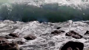 Sahildeki fırtınalı deniz dalgaları