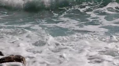 Sahildeki fırtınalı deniz dalgaları