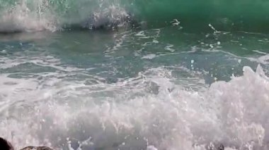 Sahildeki fırtınalı deniz dalgaları