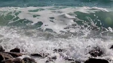 Sahildeki fırtınalı deniz dalgaları