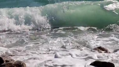 Sahildeki fırtınalı deniz dalgaları