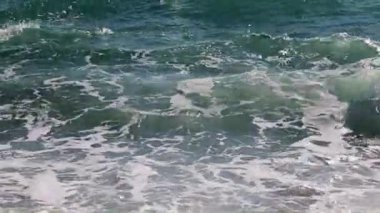 Sahildeki fırtınalı deniz dalgaları