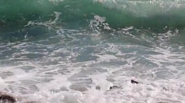 Sahildeki fırtınalı deniz dalgaları