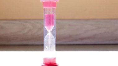 Zamanın akışının sembolü olarak kum saati.