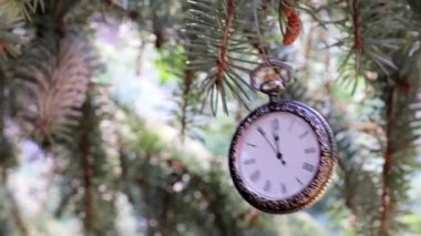 Eski model cep saati ve Noel ağacı bayramın sembolü.