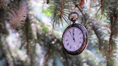 Eski model cep saati ve Noel ağacı bayramın sembolü.