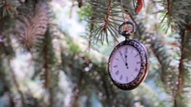 Eski model cep saati ve Noel ağacı bayramın sembolü.