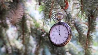 Eski model cep saati ve Noel ağacı bayramın sembolü.