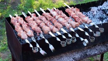 Barbekü pişirirken, şişte taze et parçaları.