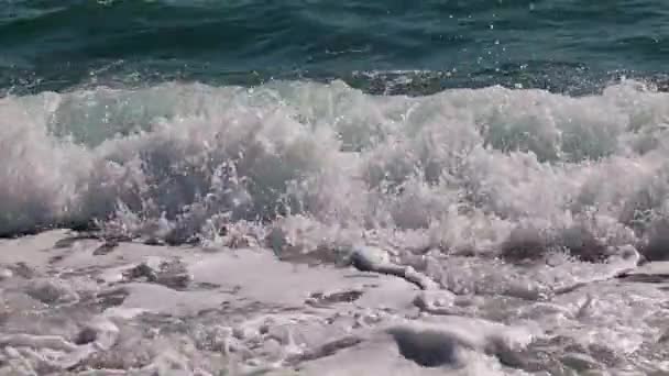 Uværlige Havbølger Kyststranden – stockvideo