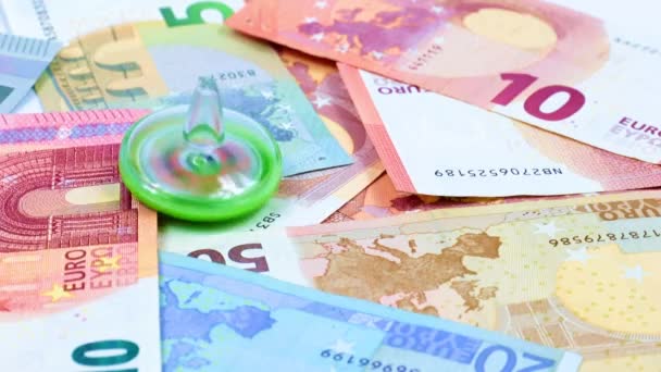 Rotación Remolino Plástico Sobre Billetes Papel Euros Europeos Como Símbolo — Vídeo de stock