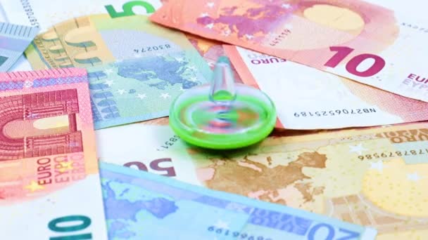 Drehung Eines Plastikwirbels Auf Papierscheinen Europäische Euros Als Symbol Des — Stockvideo