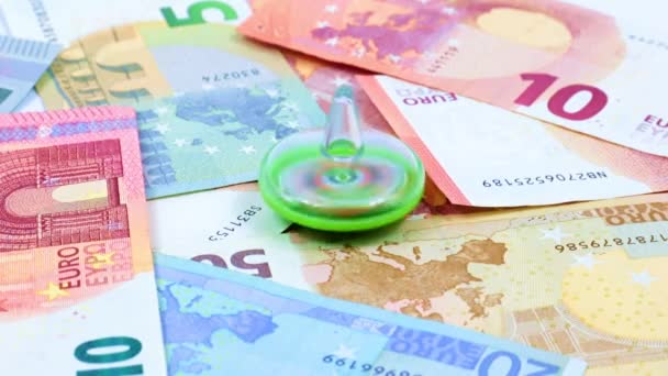 Rotación Remolino Plástico Sobre Billetes Papel Euros Europeos Como Símbolo — Vídeo de stock