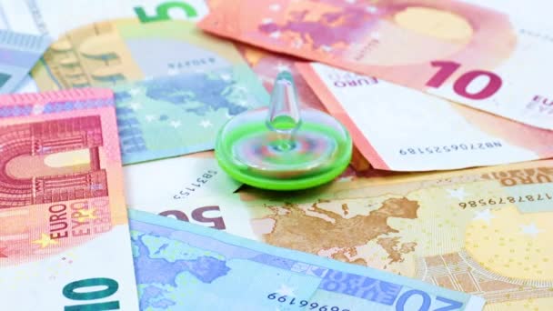 Drehung Eines Plastikwirbels Auf Papierscheinen Europäische Euros Als Symbol Des — Stockvideo