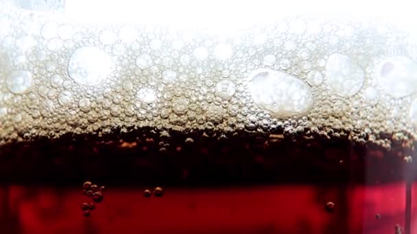 Luchtbellen Dicht Schuim Het Oppervlak Van Een Alcoholhoudende Drank — Stockvideo