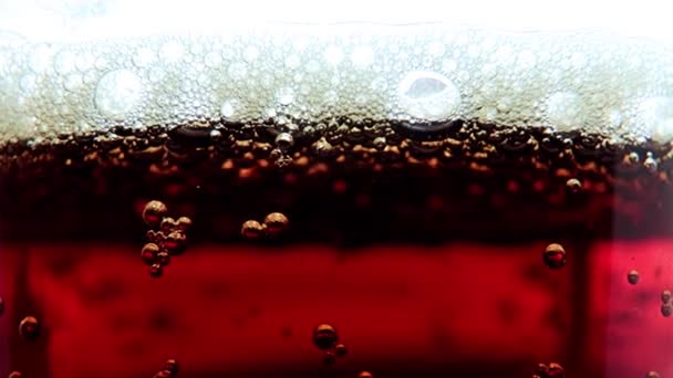 酒精饮料表面浓密泡沫中的气泡 — 图库视频影像