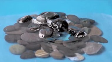 şeffaf saf su damlası taş yığınına düşer.