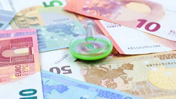 一个塑料纺纱机旋转在一堆欧元钞票上 作为贸易体系平衡的象征 — 图库视频影像