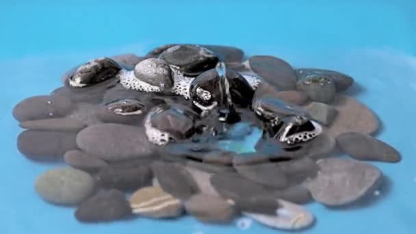 Прозрачная Капля Чистой Воды Падает Груду Камней — стоковое видео