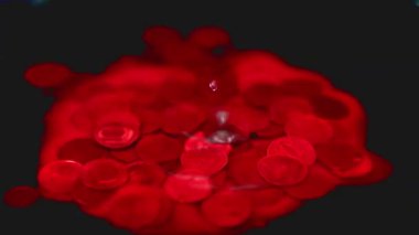 Kanlı bir damla, içinde Rus rublesi olan bir metal madeni paranın bulunduğu bir sıvının yüzeyine düşer.