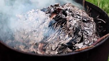 Gri duman ve parlak alevler muhasebe belgelerini yakmaktan