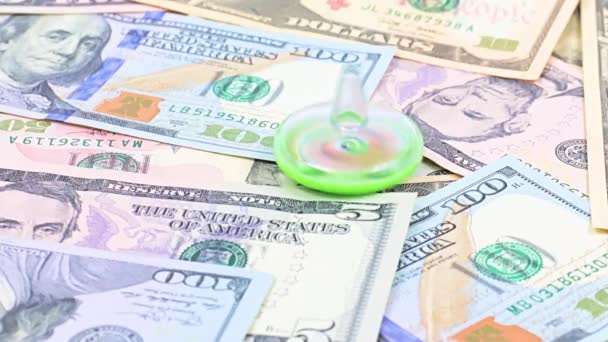 Giro Giratório Plástico Gira Sobre Uma Pilha Notas Dólares Americanos — Vídeo de Stock
