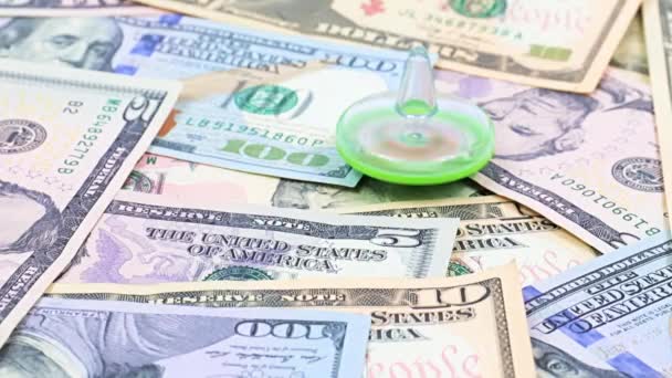 Plastový Spinner Otočí Hromadě Amerických Dolarů Bankovek Jako Symbol Rovnováhy — Stock video